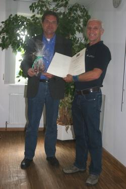 Nationalparkleiter Dr. Franz Leibl (l.) verabschiedete den langjährigen Vorsitzenden des Personalrats der Nationalparkverwaltung Bayerischer Wald Bruno Schwarz mit einem Geschenk und überreichte ihm zugleich die Dankesurkunde für sein 40-jähriges Arbeitsjubiläum.