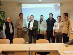 Der Vorsitzende des Naturschutzbeirates des Bayerischen Wald-Vereins G. Jungwirth (3 v.l.) übergibt im Beisein von Geschäftsführer G. Pletl (links) dem Nationalparkleiter Dr. F. Leibl eine Wunschliste über freizuhaltende unmarkierte „sonstige Wege und Steige“ im Nationalpark Bayerischer Wald. Mit dabei (v.r.) Dr. J. Müller, Forstrat R. Weinberger, S. Heider und H. Muggenthaler