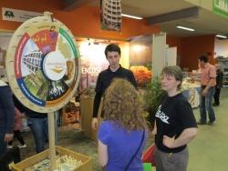 Der Infostand der Nationalparkregion fand bei der Umweltmesse in Landshut reges Interesse - ganz besonders das Quiz am Glücksrad.