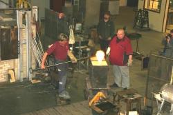 Gießen des gläsernen Kristall in der Glasmanufaktur von Poschinger