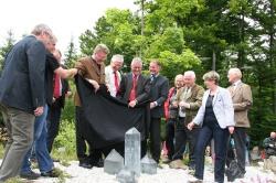 Bei der Enthüllung des gläsernen Bergkristalls durch Umweltminister Dr. M. Huber (v. l.): die Glaskünstler R. Weber und M. Schreiner, Umweltminister Dr. M. Huber, MdL B. Roos, Bürgermeister H. Schreiner (Frauenau), stellvertretender Landrat W. Killinger, MdL E. Hallitzky, stellv. Landrat H. Behringer (Freyung-Grafenau), Bürgermeisterin G. Menigat (Lindberg), Stephan von Poschinger