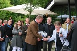 Zur Begrüßung auf dem Glasfest im Haus zur Wildnis übergab Lindbergs Bürgermeisterin Gerdi Menigat Umweltminister Dr. Huber eine Fotografie des Ministers. Das Bild zeigt ihn auf Besuch in der Gemeinde - damals noch als Staatssekretär.