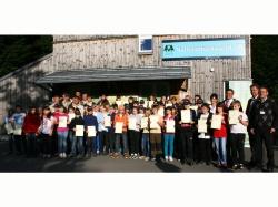 Zusammen mit ihren Ausbildern und v. r. dem Leiter der Nationalparkwacht Josef Erhard, NP-Chef Dr. Franz Leibl, MdL Alexander Muthmann und Lucia Geiss von der Sparkasse Neuschönau stellten sich die 68 neuen Juniorranger zum Erinnerungsfoto