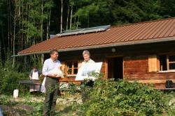 Nationalparkleiter Dr. Franz Leibl überreichte ein von den Kollegen signiertes Foto und eine Miniatur der Glasarche an den scheidenden „Außenminister“ des Nationalpark Sumava, Michal Valenta - als Symbol der Verbindung über Grenzen hinweg, so wo er es beispiellos über Jahrzehnte hinweg mustergültig praktizierte