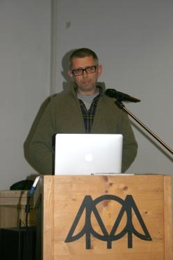 Der Leiter des Waldgeschichtlichen Museums St. Oswald Christian Binder führte das Publikum in die frühe Geschichte der Tourismusentfaltung im Bayerischen Wald und die Entstehung des „Waidlerklischees“ ein.