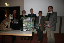2.Nationalparkleiter Dr. Franz Leibl (v. rechts), die beiden Buchautoren Karl Friedrich Sinner und Dr. Marco Heurich, Gestalter Günter Moser und Verlagsleiter Wolfgang Benkhardt präsentieren voller Freude ihren Bildband: Der Luch - Die Rückkehr der Pinselohren