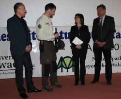 Gastgeschenke von Frank Grütz, Vorsitzender des Naturwacht-Bundesverbandes (2. v. l) für Referatsleiterin Ulrike Lorenz vom Ministerium für Umwelt und Verbraucherschutz, hier zusammen mit Nationalparkleiter Dr. Franz Leibl (r.) und dem Leiter der Nationalparkwacht Bayerischer Wald und Tagungsorganisator, Michael Großmann (l.)