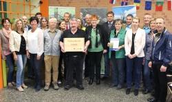 Freuen sich über den offiziellen Status der Georg-von-Pasterwiz-Schule Hohenau als Nationalpark-Schule: Rektorin Uta Hoffmann (1. Reihe, Mitte) und ihr Kollegium gemeinsam mit Nationalparkleiter Franz Leibl (7. v. rechts), dem 2. BGM Hohenau Josef Gais (6. v. rechts sowie Rektor am Schulamt, Mark Bauer-Oprée (9. v. links) (Foto: NPV Bayerischer Wald)