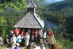Andacht in eindrucksvoller Umgebung: die Ökumenische Vesper an der Rachelkapelle im Rahmen der Reihe „Nationalpark und Schöpfung“ (Foto: Gabriela Neumann-Beiler)