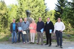 Anlässlich der Frühjahrs-Personalversammlung 2015 ehrten Josef Wanninger (1. v. l.)) und Personalratsvorsitzender Hans Höcker (1. v. r) die anwesenden Dienstjubilare (Alfred Pscheidl (3. v. l), Katharina Reichenberger (4. v. l)) und Mitarbeiter mit „runden Geburtstagen“ (Robert Köck (2. v. l), Eduard Kalhammer (2. v. r.) und Werner Kircher(3. v. r.) (Foto: NPV Bayerischer Wald)