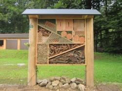 Das fertige Insektenhotel wartet nur noch auf Gäste. (Foto: NPV)