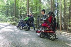 Einen ganzen Tag lang waren Bewohner der Förderstätte Viechtach mit ihren E-Rollstühlen im Nationalparkzentrum Falkenstein unterwegs, um den Besuch aus ihrem Blickwinkel zu dokumentieren. (Foto:NPV)